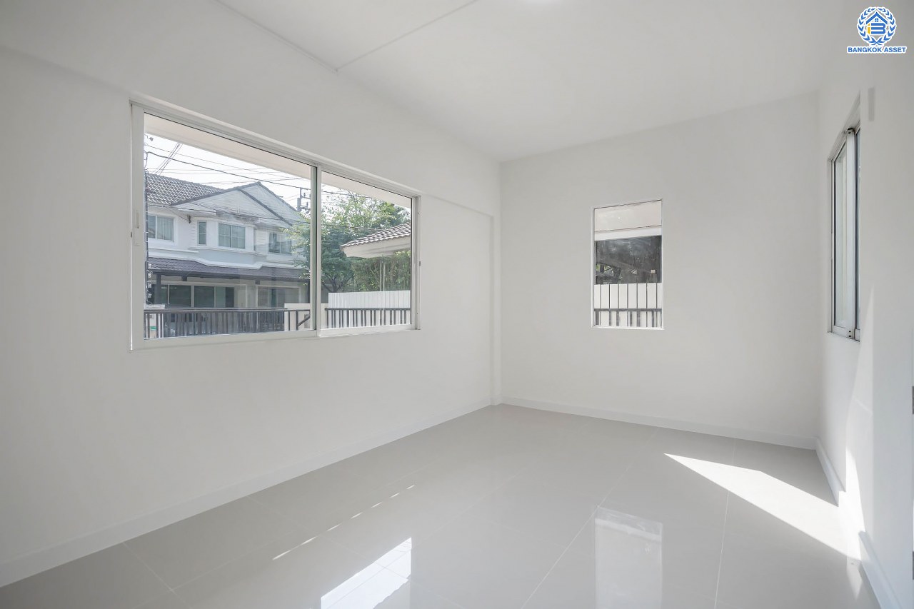 บ้านมือสองตกแต่งใหม่ โครงการ พฤกษ์ลดา1 บางใหญ่ บนเนื้อที่ 50 ตร.ว. ฟังก์ชัน 4 ห้องนอน (ห้องนอนชั้นล่าง 1 ห้อง) 2 ห้องน้ำ 2 ที่จอดรถ ทำเลเดินทางสะดวก เชื่อมต่อถนนกาญจนาภิเษก ใกล้รถไฟฟ้าสายสีม่วง "สถานีคลองบางไผ่" และทางด่วน "กาญจนาภิเษก"